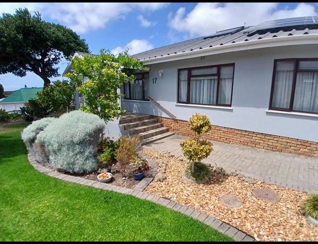 4 BEDROOM HOUSE FOR SALE IN STILBAAI-WES